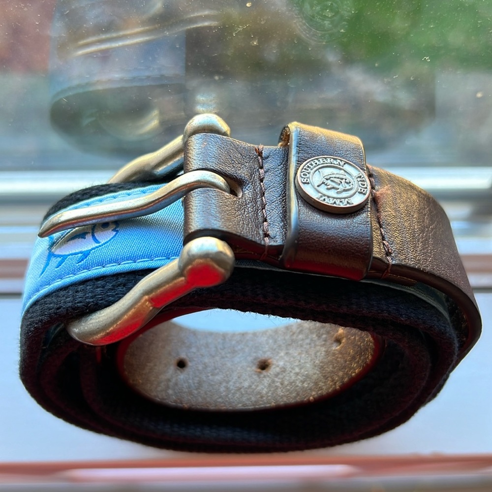 Southern Tide men’s belt size 34. Great condition.